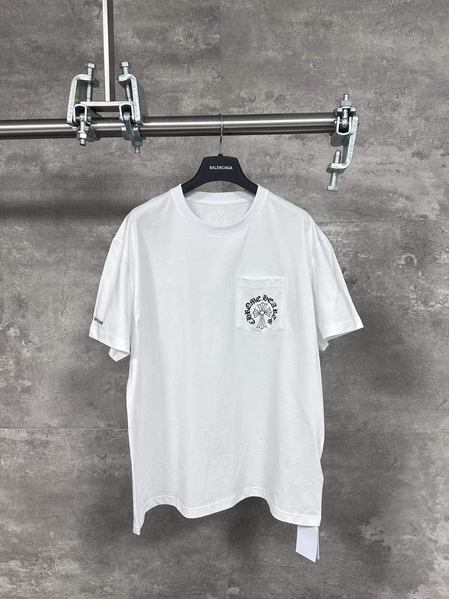 🅿️250 🔥 CH Crow Heart Classic pocket Sanskrit printed casual loose short-sleeved T-shirt, same style for men and women, black print and white color matching, code size S M L, all sizes are available in stock. Process description: Made of combed cotton high-density ice-permeable fabric, ribbed custom-woven and dyed. The printing uses imported glue printing. Every wiring detail is strictly in accordance with YB to achieve 100% restoration of ZG quality.